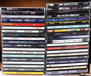 Box lot od CDs inx, Pearl Jam, REM, David Bowie, Eurythmics, Pretenders, Divinyl