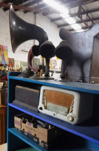 Group lot of items inc Stromberg Carlson Bakelite Radio (af), assorted sized gra Group lot of items inc Stromberg Carlson Bakelite Radio (af), assorted sized gra