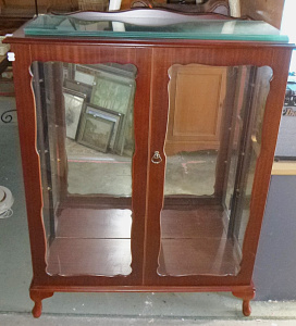 Lot 10 - Vintage c1980s Classical style Display Cabinet - Mirrored back, 3 x gla Lot 10 - Vintage c1980s Classical style Display Cabinet - Mirrored back, 3 x gla
