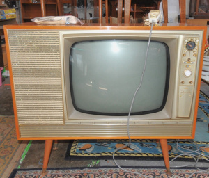 Lot 27 - Vintage 1963 Kreisler Power Tune Clock Matic Television Set w Remote Co