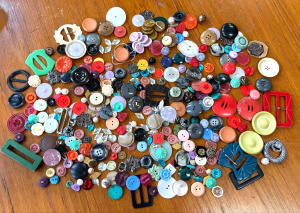 Lot 63 - Tub vintage buttons & buckles, various colours, sizes Lot 63 - Tub vintage buttons & buckles, various colours, sizes