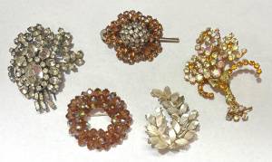Lot 64 - Grp vintage Costume jewellery - 4 Brooches and hair clip, Diamante, cry Lot 64 - Grp vintage Costume jewellery - 4 Brooches and hair clip, Diamante, cry
