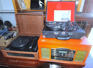 Lot 95 - 2 x Modern Turntables & Vintage Styled Stereo Unit
