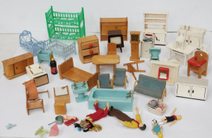 Lot 141 - Group lot Vintage Dolls House furniture - Wooden & Plastic inc Lou Lot 141 - Group lot Vintage Dolls House furniture - Wooden & Plastic inc Lou