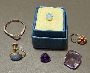 Lot 368 - Group - small boxed 9ct opal tie pin, scrap 9ct ring, odd 9ct opal ear Lot 368 - Group - small boxed 9ct opal tie pin, scrap 9ct ring, odd 9ct opal ear