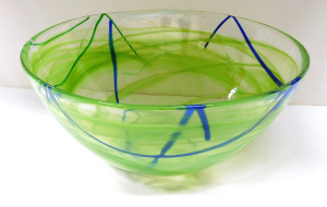 Lot 390 - Large Kosta Boda Anna Ehrner Contrast Glass Bowl - Clear with Green, B Lot 390 - Large Kosta Boda Anna Ehrner Contrast Glass Bowl - Clear with Green, B