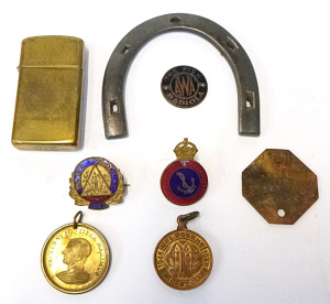 Lot 40 - Group lot of assorted Vintage items inc, 1946 MCG Membership medallion