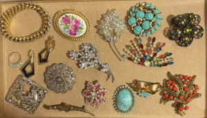 Lot 44 - Grp vintage costume jewellery mainly brooches, diamantes, crystals, bra Lot 44 - Grp vintage costume jewellery mainly brooches, diamantes, crystals, bra