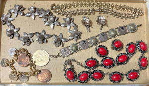 Lot 47 - Grp vintage costume jewellery - orchid necklace, 60s necklace with earr