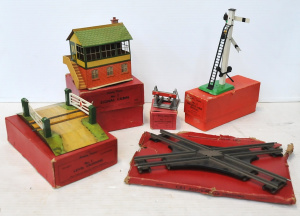 Lot 123 - 5 x Vintage boxed Hornby Trains O Gauge Accessories incl Level Crossin