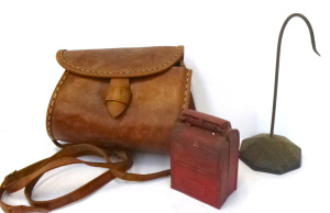 Lot 167 - 3 x Vintage items inc, red painted Cast Iron Letter Box Money Bank, P Lot 167 - 3 x Vintage items inc, red painted Cast Iron Letter Box Money Bank, P