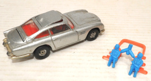 Lot 190 - Group lot - Vintage James Bond 007 items - Corgi Aston Martin DB5 + 2