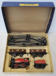 Lot 211 - Vintage Boxed Hornby Clockwork Train O Gauge M1 Goods Set w Train, Car