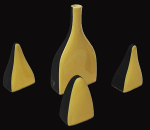 Lot 232 - 4 x pieces MCM Ellis Australian Pottery - Pair Salt & Pepper shake Lot 232 - 4 x pieces MCM Ellis Australian Pottery - Pair Salt & Pepper shake
