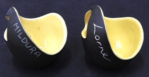 Lot 233 - 2 x pieces Gunda MCM Australian Pottery - small Asymmetrical Bowls w L