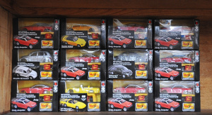 Lot 87 - 12 x mint boxed Maisto 'Assembly Line' Motorized Diecast Cars - Jeep Je