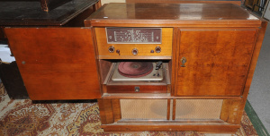 Vintage Stromberg - Carlson Console Radiogram w Pull Out Tuntable - Approx 98cm