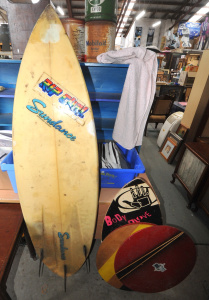 Vintage Sundance Fibreglass Surfboard & 3 x Wooden Skim Boards - Surfboard i
