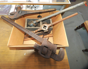 Lot 21 - Box Lot of Vintage Threading & Other Tools incl British Jackdaw 18