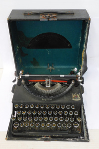 Lot 70 - Vintage portable c1930s Imperial Typewriter - in hard case, made in Lei Lot 70 - Vintage portable c1930s Imperial Typewriter - in hard case, made in Lei