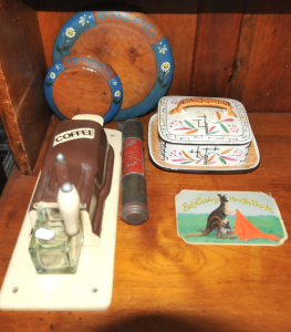 Lot 91 - Vintage Painted Wall Mount Coffee Grinder, 1950s PRESTO CB Mini Fire Ex Lot 91 - Vintage Painted Wall Mount Coffee Grinder, 1950s PRESTO CB Mini Fire Ex