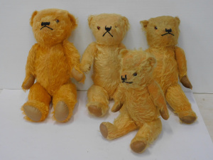 Lot 127 - 4 x Vintage Teddy Bears with glass eyes, stitched noses, jointed limbs