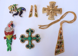 Lot 44 - Group lot - Glitzy Bling Costume Jewellery - 70s Necktie shaped Necklac