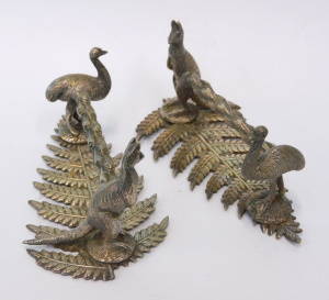 Lot 134 - 2 pces Vintage Australian themed EPNS Knife rests - Fern leaf base wit
