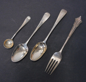 Lot 136 - 4pces English Hallmarked Sterling silver flatware - 2 teaspoons, cake