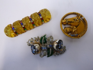 Lot 147 - 3 x 1930s Ladies Costume Jewellery inc, Art Deco Amber Lucite Bar Broo