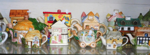 Lot 72 - Group lot - vintage & Modern Novelty Teapots - Cottages, houses, Fl