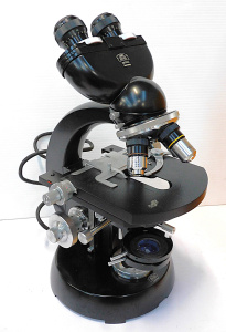 Lot 117 - Vintage German Carl Zeiss Compound Binocular Microscope with four obje