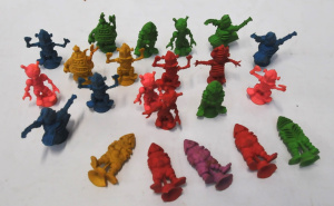 Group lot 1970-80s Rubber Suction cup Alien Figures 5 to 6cm H - Made in Hong Ko