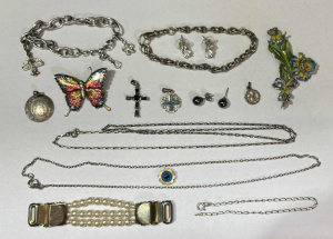 Lot 29 - Group jewellery - 2 x silver chains, 2 x silver bracelet, pendant, Swar Lot 29 - Group jewellery - 2 x silver chains, 2 x silver bracelet, pendant, Swar