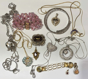 Lot 32 - Grp costume jewellery incl Bling, vintage, crystal bracelet, diamante,