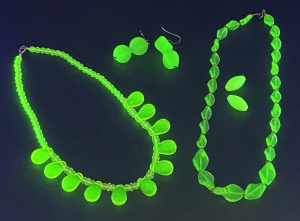 Lot 171 - Group lot of Uranium Jewellery inc Glass Green & Amber necklace, C Lot 171 - Group lot of Uranium Jewellery inc Glass Green & Amber necklace, C