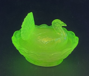 Lot 177 - Vintage Boyd Satin Uranium Glass Turkey nest salt pot 5 5cm H