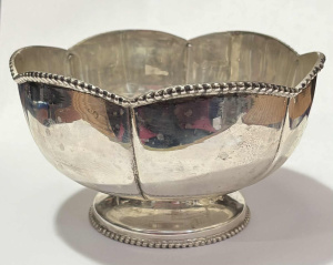 Lot 180 - 925 scalloped Silver Bowl - 12 5 cms D - TW approx 140 grms Lot 180 - 925 scalloped Silver Bowl - 12 5 cms D - TW approx 140 grms