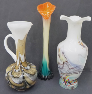 Lot 217 - 3 pces Art Glass inc Italian White vase with feathered colours & r Lot 217 - 3 pces Art Glass inc Italian White vase with feathered colours & r