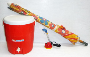 Lot 18 - Group Lot inc Retro Beach Umbrella, Small Colourful Lamp + Coleman Cool Lot 18 - Group Lot inc Retro Beach Umbrella, Small Colourful Lamp + Coleman Cool