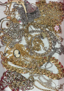 Lot 21 - Box costume jewellery - chains, pendants, necklaces, etc Lot 21 - Box costume jewellery - chains, pendants, necklaces, etc