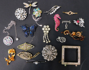 Lot 26 - Group lot of Bling costume jewellery Vintage & Modern - Diamantes,