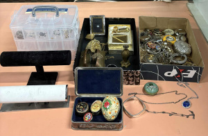 Lot 61 - Group mainly costume jewellery, trinket boxes, bangles, 2 x silver chai