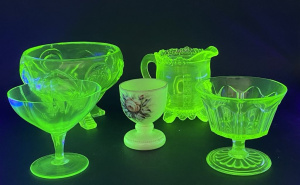 Lot 117 - 5 pces AF Vintage Uranium Glass inc Art Deco Sowerby Uranium glass foo Lot 117 - 5 pces AF Vintage Uranium Glass inc Art Deco Sowerby Uranium glass foo