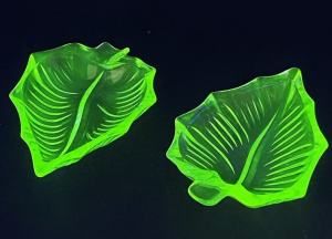 Lot 135 - Pair vintage Italian Peedee Citrine uranium glass Leaf dishes 13 5cm