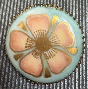 Lot 171 - 9ct round porcelain Victorian brooch with handpainted flower and gildi Lot 171 - 9ct round porcelain Victorian brooch with handpainted flower and gildi