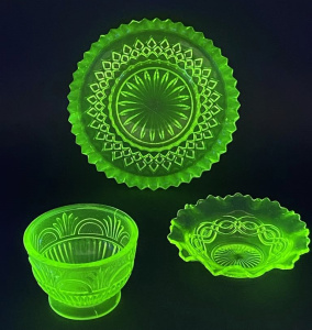 Lot 188 - 3 pces Vintage Citrine Uranium glass inc Shallow bowl with tooth jagge Lot 188 - 3 pces Vintage Citrine Uranium glass inc Shallow bowl with tooth jagge