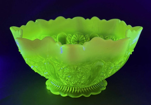 Lot 222 - Victorian Davidson Uranium Citrine glass Master Bowl - Lady Chippendal Lot 222 - Victorian Davidson Uranium Citrine glass Master Bowl - Lady Chippendal