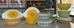 Lot 22 - 10 x retro pces Pyrex cookware - 8 lidded casseroles, orange, green, y