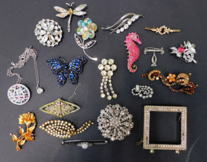 Lot 30 - Group lot of Bling costume jewellery Vintage & Modern - Diamantes,